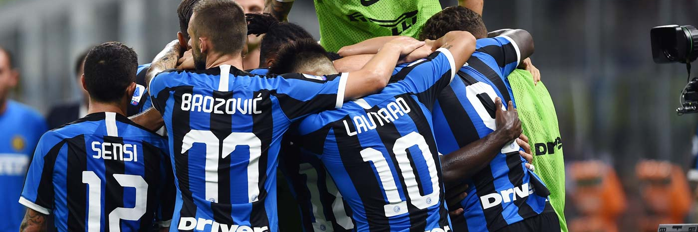 Inter, scambio a centrocampo con il Napoli