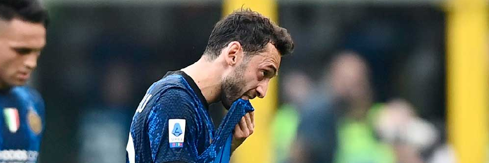 Infortunio Calhanoglu, le condizioni del centrocampista dell'Inter e quando torna