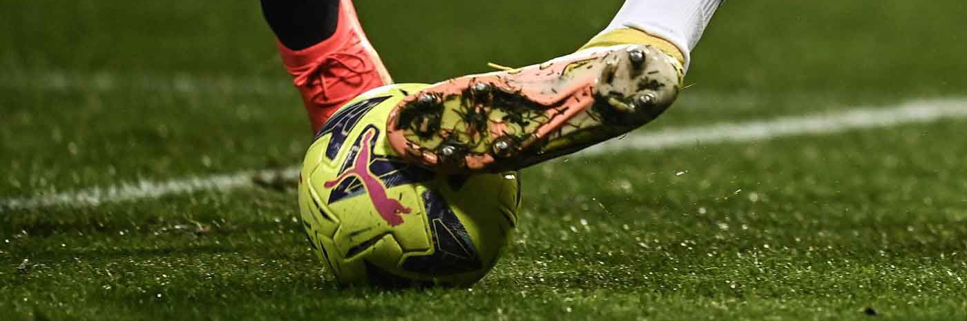 Derby Torino-Juventus nel caos: scontri, paura e partita sospesa prima del calcio d’inizio