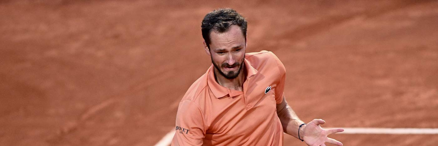 Pallata a uno spettatore: Daniil Medvedev squalificato a Pechino - VIDEO